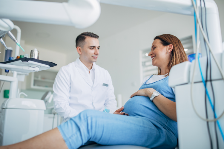 Femme enceinte consulte un dentiste