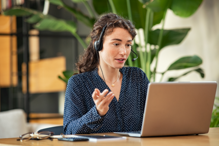 Jeune femme en télétravail