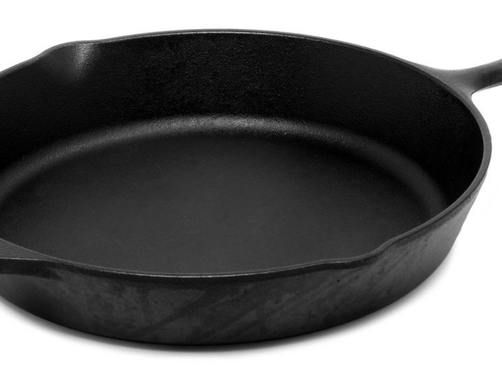 Poêle en fonte noire avec deux poignées, vue de dessus