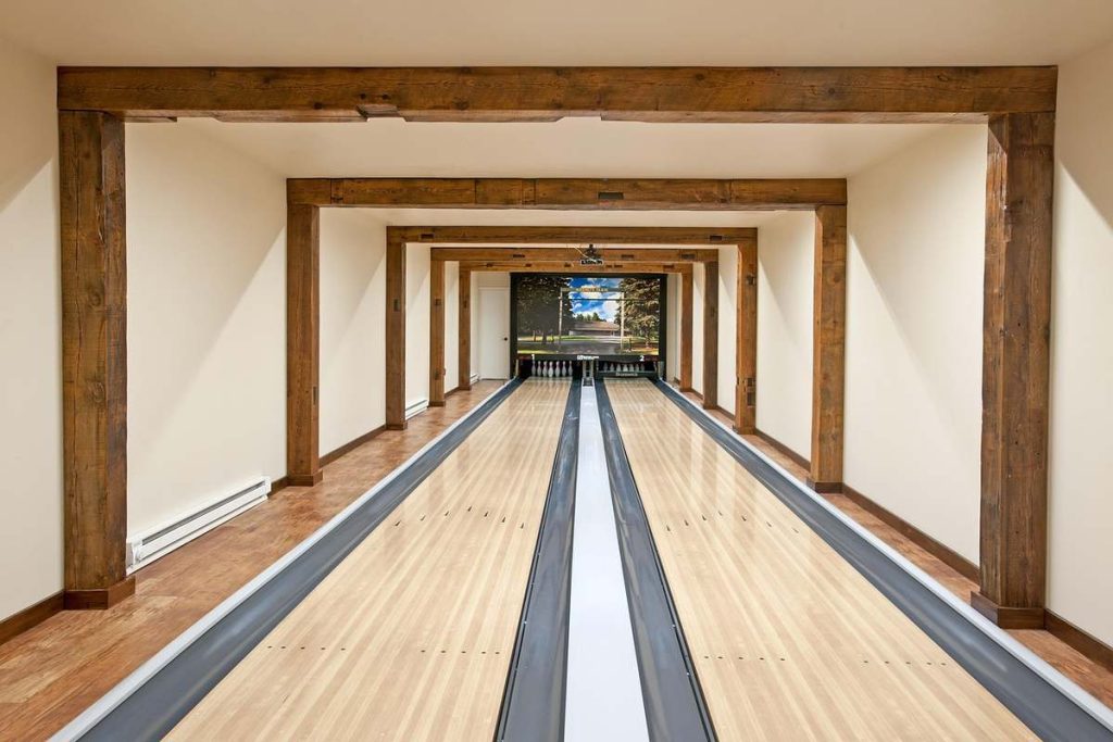 Allée intérieure avec deux pistes de bowling en bois et poutres
