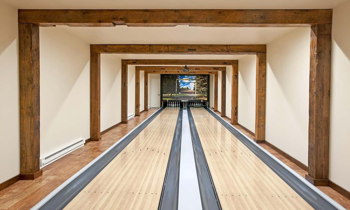 Allée intérieure avec deux pistes de bowling en bois et poutres