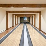 Allée intérieure avec deux pistes de bowling en bois et poutres