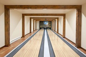 Allée intérieure avec deux pistes de bowling en bois et poutres