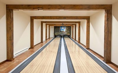 Allée intérieure avec deux pistes de bowling en bois et poutres