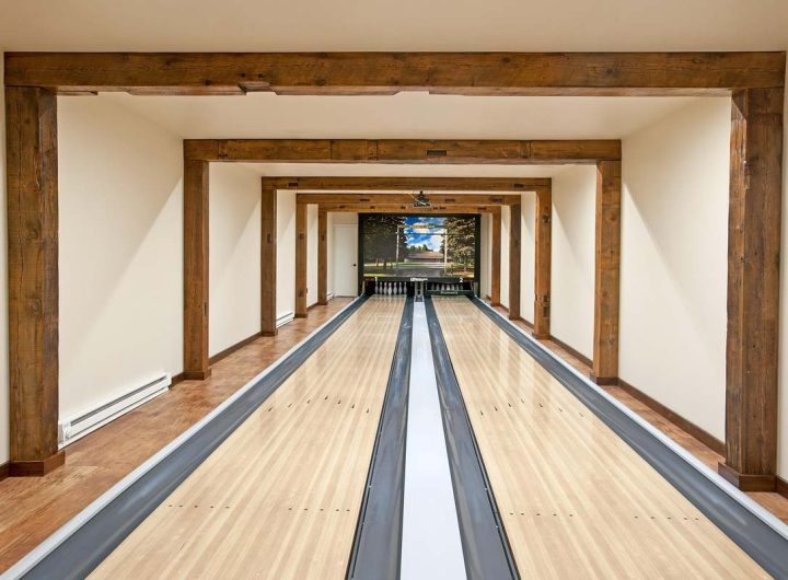 Allée intérieure avec deux pistes de bowling en bois et poutres
