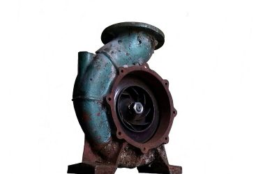 Pompe industrielle rouillée avec turbine apparente, fixée sur socle