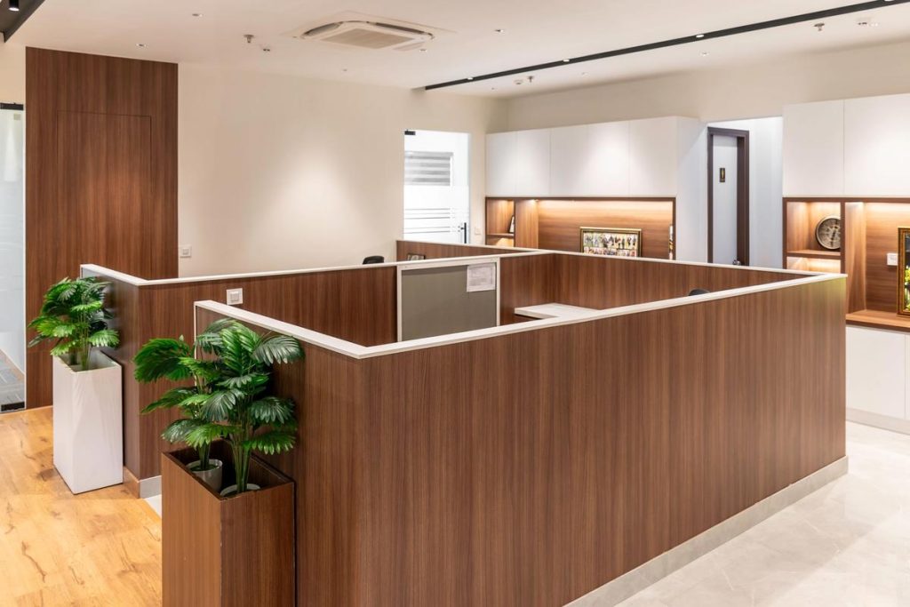Bureau moderne avec cloisons en bois, plantes, meubles et éclairage