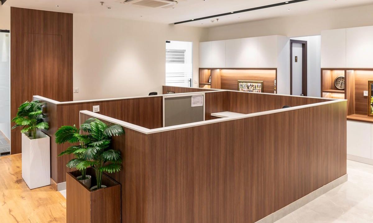 Bureau moderne avec cloisons en bois, plantes, meubles et éclairage