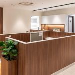 Bureau moderne avec cloisons en bois, plantes, meubles et éclairage